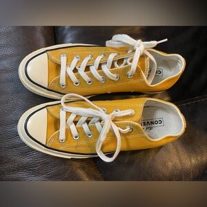 Converse. Chuck Taylor All Star Canvas - yellow/gold
UNISEX LOW TOP SHOE